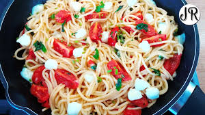 Delicioase, reteta pentru 4 portii, 200 gr paste fusilli, 80 gr branza cremoasa gen feta, 2 linguri telemea veche rasa, 2 linguri cascaval ras, busuioc proaspat sau uscat, 1 lgt curry, 1 lgt boia dulce, 2 maini de masline kalamata, cateva felii de telina pentru gust. Paste Cu Rosii Cherry Mozzarella Si Busuioc Jurnal De ReÅ£ete
