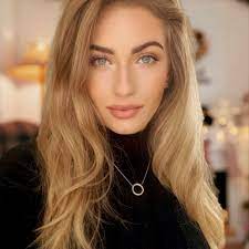 Il biondo caldo è il colore di tendenza per l'inverno. Capelli Biondo Miele Primavera 2022 Il Nectar Blonde Amica