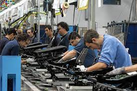 El trabajador puede prestar servicios bajo dirección de una persona física o jurídica. Trabajadores En Fabrica