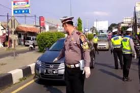 Coocaa led tv 24 inch 24tb1100 | gratis ongkir kota cirebon: Ratusan Kendaraan Pemudik Berpelat Jabodetabek Tiba Di Cirebon Diputar Balik