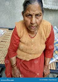 Слабая старуха ждать ее детей для того чтобы принести ее медицину Стоковое  Фото