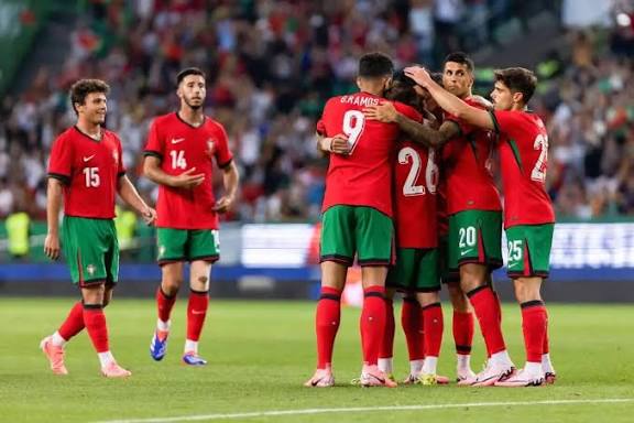 Ronaldo càng mờ nhạt, đội tuyển Bồ Đào Nha… càng mạnh
