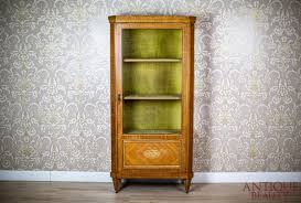 The whole is perfectly integrated into the living. Antique Beauty Rosewood Display Cabinet