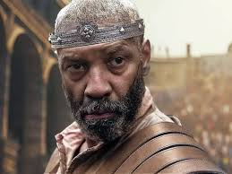 Después de ser salvado por Máximo Décimo Meridio en Gladiator, Lucio Vero  —en Latín "Lucius"— el sobrino del emperador Cómodo e hijo de Lucila...,  ahora es un personaje que debe tomar decisiones