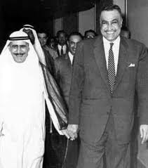 الرئيس جمال عبدالناصر يدا بيد مرحبا بالشيخ صباح السالم الصباح أمير الكويت لدى وصوله إلى القصر الجمهوري في القاهرة للمشار Gamal Abdel Nasser Egypt Family Photos