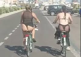 Il video delle turiste in tanga in giro per Gallipoli