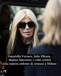 Pierce Brosnan, che eleganza a Wimbledon! L'attore ha sfoggiato tutta la  classe (anche nello stile) al torneo inglese. E ha indossato un completo  doppiopetto blu con disinvoltura e naturalezza per tifare sugli