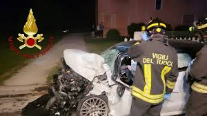 Schianto contro un tir, auto distrutta: due feriti gravi a Resana