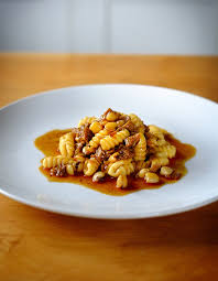 Gli ingredienti si sposano spesso con la pasta fusilli alla cilentana (ragù con diversi tipi di carne), lagane e ceci, fusilli con melenzane, i classici spaghetti con i frutti di mare sostituita, d'inverno, dalle zuppe con legumi. Anonyme Koche Blog Archive Kostbarste Aller Zutaten Zeit