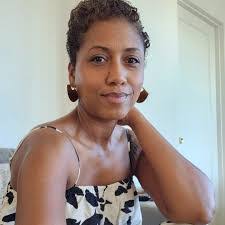 Elisa Johnston's Instagram, Twitter & Facebook