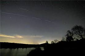 Lichterkette am himmel sorgt für aufregung. Lichtpunkte Am Nachthimmel