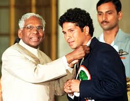 Prisen er opkaldt efter rajiv gandhi , tidligere premierminister i indien, der tjente kontoret fra 1984 til 1989. Indian Cricketer Rohit Sharma Nominated For Rajiv Gandhi Khel Ratna Award India S Most Prestigious Sporting Honour