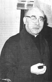 Unha ducia de cregos cos pés na terra