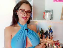 La Youtuber Vivi Becerra de Officefacil se desnuda ‣ El Pornazo