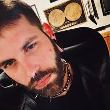 one with & one without glasses 🤓