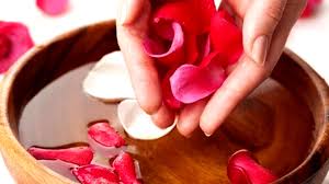 L' acqua di san giovanni e pure le erbe raccolte in questa notte sono solo uno dei tanti riti propiziatori da compiere in questa notte magica. Acqua E Petali Di Rose La Tradizione Nel Vesuviano