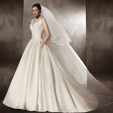 Schwarzes hochzeitskleid von isabel sanchis. Duchesse Brautkleid V Ausschnitt Ivory Creme Satin Mit Stickerei Perlen Taschen