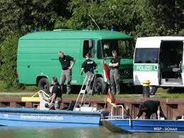 Ein großaufgebot der polizei ist im einsatz. Vermisste Frau Tot Im Mittellandkanal Gefunden