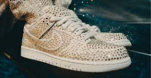 From the toe, to the tongue, to the heel, the sneaker shines as bright as a diamond. Cactus Plant Flea Market X Nike Dunk Low Details Fotomagazin