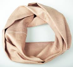 Ayez le souci du détaim. Conseils De Style Comment Bien Porter Une Echarpe Pour Homme Jamais Vulgaire Blog Mode Homme Magazine Et Relooking Online