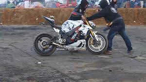 Au terme d'un mano a mano intense, la kawasaki n°11 (pilotée par jérémy guarnoni, david checa et erwan nigon) a remporté ce dimanche les 24 heures du mans motos en devançant la honda n°111, dépassée à sept minutes du terme de la course. 24h Du Mans Moto 2016 Camping Des Motards Best Burnouts Vendredi Soir Youtube