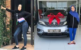 Ai ling akan memberitahu ayah dan ibunya sendiri tentang pelawaan aku. Aku Pakai Kereta Proton Je Tapi Hari Hari Aku Mampu Makan Udang Galah Zarina Anjoulie Beli Kereta Baru Viral Purba