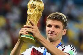 Hij stroomde in het seizoen 2008/09 door vanuit de jeugdopleiding van bayern münchen, waar hij in april 2020 zijn contract verlengde tot aan de zomer van 2023. Updated Thomas Muller Hypothetically Open To Representing Germany At The Olympics Bavarian Football Works
