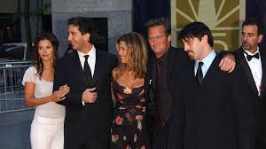 And that's just the beginning of the list. Throwback Courteney Cox 15 Jahre Spater Am Friends Set Promiflash De