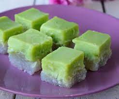 Kali ini kita buat talam pandan yang rasanya khas, manis gurih dilengkapi dengan wangi daun pandan dan hijaunya daun suji. Sedap Sangat Mudah Aneka Resipi Kuih Talam Tradisional Untuk Berbuka Moreh