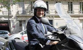 Jun 27, 2021 · personne n'a oublié la couverture de closer, en 2014, montrant son compagnon françois hollande, alors président de la république, sur un scooter quittant l'élysée pour rejoindre sa. Francois Hollande What Became Of Dull Mr Normal Francois Hollande The Guardian