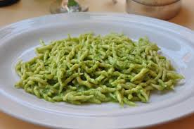 Risultati immagini per trenette al pesto e donna jpg