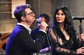 Στην υγεια μασ η εκπομπή ήταν αφιερωμένη στις επιτυχίες της δεκαετίας του '80 και του '90. Sthn Ygeia Mas Re Paidia Me Thn Paola Kai Toys Filoys Ths