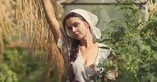 خراب البيوت لا يأتي من بعيد سأل شاب شابا آخر أين تشتغل فقال له بالمحل الفلاني كم يعطيك بالشهر قال له 5000 فيرد عليه مس hair hair styles beauty