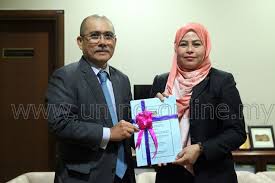 Seterusnya naib ketua umno bahagian parit sulong sehingga 2001 dan ahli biasa cawangan danausari sehingga kini. Pengerusi Pac Wanita Pertama Edisiviral
