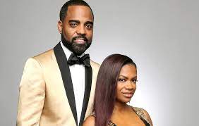 Though, he is 5′ 7″ in feet and inches and 173.7 cm in centimetres tall, he weighs about 158.7 lbs in pound and 72 kg in kilograms. Todd Tucker Wiki Bio Age Net Worth Height Rhoa Job Girlfriend