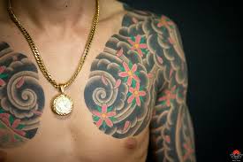 Dikutip dari situs penggemar tato, ratta tattoo, biasanya tato yakuza dibentuk menyerupai pakaian. Download 91 Ide Tato Yakuza Dada Terbaru