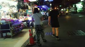 Di pasar malam ini, konsep lapaknya terlihat tidak seragam, tetapi tetap rapi. Suasana Malam Thailand Pattaya Youtube
