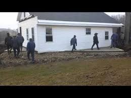 80 Mennonites Pick Up And Move A House Moving House Amish Community Moving
