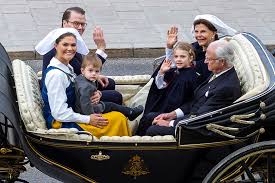 Prins julian van zweden, de derde zoon van prins carl philip en prinses sofia, is vandaag gedoopt in de koninklijke kapel van paleis drottningholm en omdat de hele familie momenteel op vakantie in eigen land is, kon iedereen bij de doop zijn. Prins Oscar Van Zweden