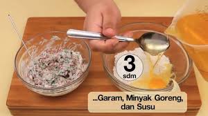 Tortilla dengan isian daging sapi cincang, bawang bombay, kol, tomat dan diolesi mayonaise dan saos. Dapur Umami Risol Daging Mayo Youtube