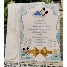 Matrimonio e battesimo insieme si possono fare.l'unione di due persone per formare una famiglia e l'ingresso del bimbo nella più grande famiglia di dio sono due belle notizie che possono coesistere in un rito religioso. Invito Battesimo Bimbo Con Topolino Bomboniera Chic