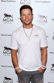 Mark wahlberg, a famous american actor, model, producer as well as former. 32 Celebs You Won T Believe Are The Same Height