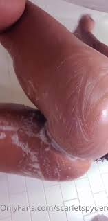 ScarletSpyderQueen shakes her ass in the shower