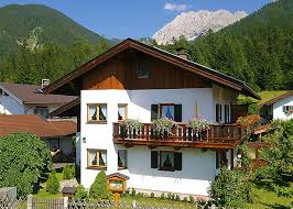 Cet appartement comprend une chambre, une salle de bains, une télévision par câble à écran plat, un coin repas, une cuisine entièrement équipée et un balcon avec vue sur la montagne. Ferienwohnungen Haus Alpengruss Mittenwald Startseite Komfortable 4 Sterne Ferienwohnung Und Ferienappartement Fur 1 5 Personen