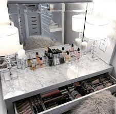Vanity is the ultimate solution for bathroom storage and morning prep. Marble Sovrumsideer Sminkbord Inredning Inreda Rum