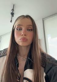 Jane Beach's Instagram, Twitter & Facebook