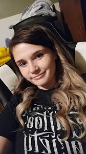 Female gamer seeking friends to play Fortnite