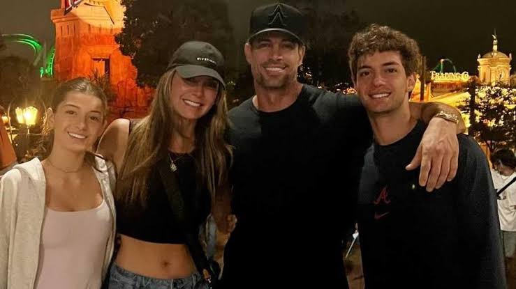 William Levy y Elizabeth Gutiérrez con sus hijos en Orlando | ¡HOLA!