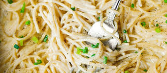 Spaghetele au nevoie de un sos care sa le sublinieze gustul, asa ca iti prezentam reteta unui sos mai elaborat, dar deloc complicat. Spaghete Cu Sos Cremos De Usturoi Si Patru Feluri De Branza Retete Culinare