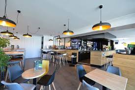 Sur Une Terrasse Ensoleillee L Equipe Du Green Vous Accueille Dans Une Ambiance Chaleureuse Et Musicale Pour Un Cocktai Coupe Glacee Cafe Gourmand Pause Cafe